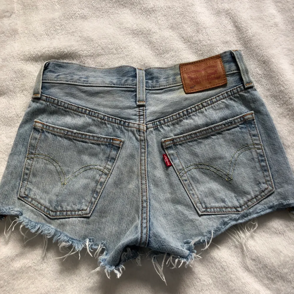 Levis jeans shorts använda fåtal gånger, säljes pågrund av för små. Köptes för 500kr och säljes för 199kr+frakt. Shorts.