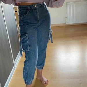 Cargo pants - Cargo jeans från bershka. Bra passform och sköna. Använda endast en gång, alltså i mycket fint skick!  Säljer pga att jag inte använder dem.  🌸🌸