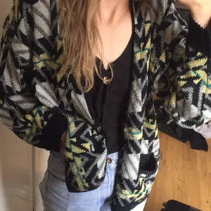 Stickad mjuk retrokofta - Mjuk och varm och cool🙌🏻