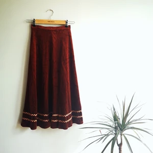 Väldigt midjesmal kjol - Kjol i rostrött sammetliknande tyg 🦊🐾 Midjemått endast 58 cm! Längd:73 cm. Köptes med planen att sy om den men blev aldrig av. Så denna passar den sykunnige som kan förvandla ett vackert tyg, elr till ett barn (ca storlek 128). Frakt tillkommer! 