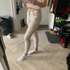 Ginatrocot perfect jeans - Ginatricot,Jättesköna beiga byxor! liten i princip osynlig fläck på låret (bild 3) frakt tillkommer