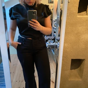 Svarta raka/bootcut linnebyxor - Svarta linnebyxor i lös utsvängd modell💞