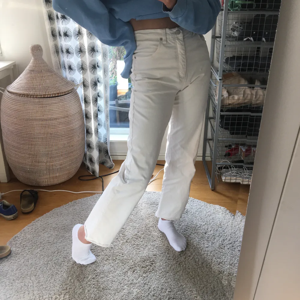 Säljer dessa fina vita jeansen/byxorna som är perfekta nu till sommaren! Sitter jättebra på mig som har 34 i byxor och är 167cm :) . Jeans & Byxor.