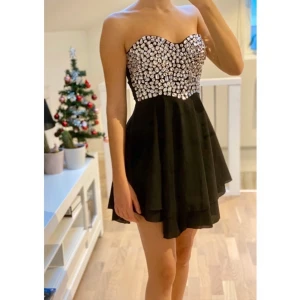 Svart klänning med fina detaljer  - Ursnygg svart klänning med fina stenar! Jag skulle säga att storleken är M eller XS/S med större byst. Möts gärna i Stockholm, annars står köparen för frakten 😊💞✨