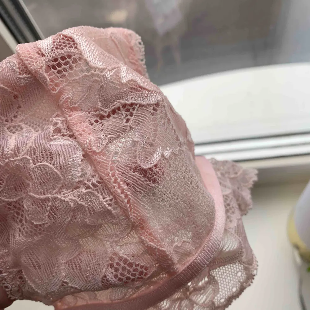 Ljus rosa bralette ifrån nakd. Storlek L skulle säga mer som en M. Säljer pågrund av att den är för liten för mig. . Övrigt.