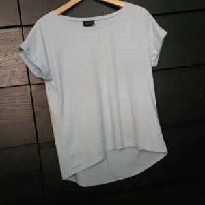Blå t-shirt - Använd fåtal gånger, bra skick och fin färg 