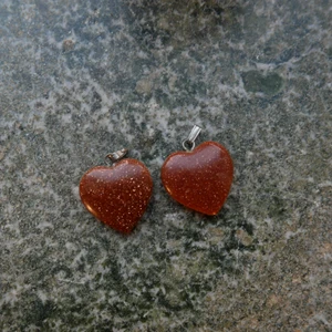 Hjärtörhängen - Superfina bruna hjärtörhängen med guldglitter i. Man hänger dem i separata små ringar. Säljer då jag verkligen behöver plats i min garderob och behöver pengarna! Studentlivet... 🥴 Bara att höra av sig för fler bilder/info. Fixar alltid bra paketpris om ni köper fler kläder samtidigt, frakten varierar, men snabba affärer uppskattas alltid och då kan priset sjunka lite. ❤️ kolla gärna in resten av min sida