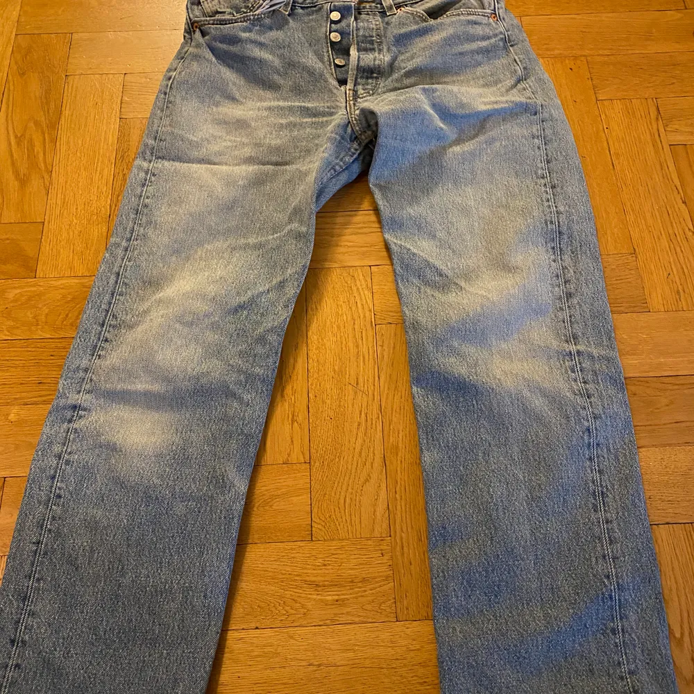 Säljer mina Levis 501 då jag växt ur dem. Fint skick förutom ”flärparna” där uppe gott av o därav säljer billigt . Stl 32 men sitter mer som 30/31 . . Jeans & Byxor.