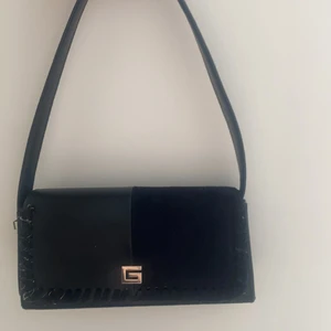 Handväska - Säljer min superfina handväska från Guess! Använd men i fint skick! 150kr+frakt! Budgivning vid stort intresse! Pris kan diskuteras