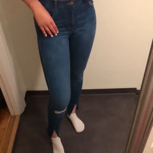 Dr denim jeans - Blåa dr denim jeans, hål vid vänster knä och slits där nere. Väldigt stretchig material och fint skick. 