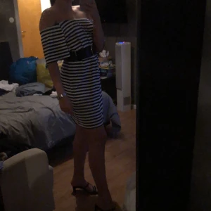 Sommar klänning - Som ny billig sommarklänning i bomull, randig marinblå/vit storlek s ifrån hm, dö skön💙💙