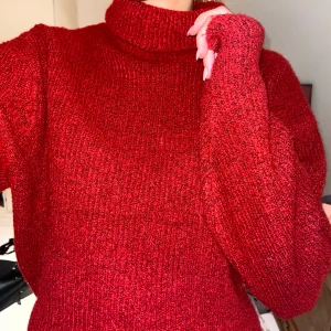 Mysig stickad röd tröja  - Super skön och mysig tröja från H&M i storlek xs men passar även S och M🤍  Den är stretchig och kragen går att justera beroende på hur hög polo man vill att de ska vara❤️❤️