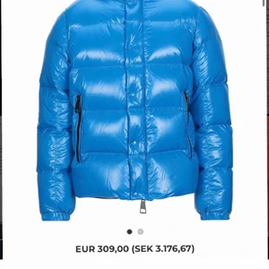 Vinter jacka  - Säljer min vi terjacka som jag köpte i slutet av förra vintern. Jackan är i mycket bra dock då den knappt är använd. Jackan är varm och har en mycket snygg blå färg, men säljer pga att jag har en annan vinterjacka. Ord pris ca 3 000 kr ! 