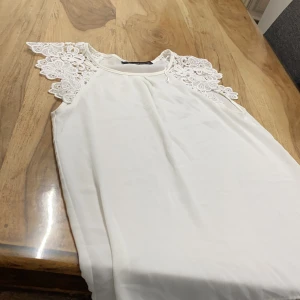 Zara tröja - Zara tröja använd en gång och sälj pågrund av att den inte kommer till användning.❤️