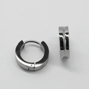 Oanvända örhängen i titan - Fina minimalistika örhängen i det allergifria materialet titan. (Oanvända pga köpte fel storlek). Ursprungspriset var 299kr.  Innerdiameter: 9 mm. Bredd: 3,5 mm. 