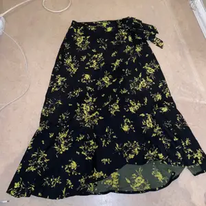 Säljer min omlott kjol från ginatricot använt den 1 gång men gillar inte kjolar och sånt längre väljer därför att sälja en helt sprillansny kjol