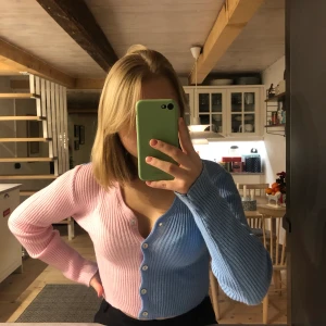 kofta - supersöt kofta från daisy street som tyvärr inte kommer till användning. använd fåtal gånger och därav i mycket bra skick! storlek XS men skulle säga  att den även passar S. frakt tillkommer, spårbart💘