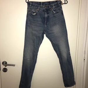Jeans från Monki - Jeans från Monki. Jag säljer dem för att dem  är för små. Jag har bara använt dem en gång. Dem är i storlek 32/xs. 