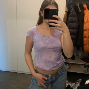 Tie dye tröja  - Tröja köpt secondhand som jag gjort tie dye på💞 jättefin 
