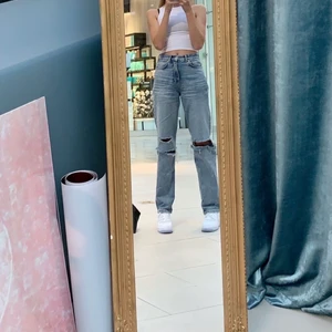 Snygga vida jeans - Säljer nu dessa super snygga vida håliga jeansen i jätt bra skick, då de är för små på mig, jag är 170cm lång på bilderna 💖 priset ligger på 220+frakt, hör av er privat vid intresse 💞