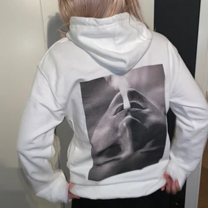 Hoodies med tryck - Säljer en jätte snygg hoodie med tryck på ryggen. Storlek S. Säljer för 350kr💜