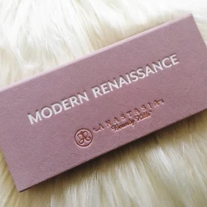 Anastasia Beverly Hills ögonskugga  - Säljer min Modern renaissance palette från Anastasia Beverly Hills, paletten har används 2 gånger och är i mycket fint skick.frakt tillkommer, samfraktar gärna , skriv i chatt om bild önskas 