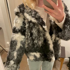 DEN PERFEKTA VÅRJACKAN !💕😊 - Har använt Max 3 gånger och gillar den verkligen men har för många jackor just nu i garderoben ☺️ den har en slags Teddy/päls karaktär och med stor mysig luva ❤️❤️ nypris :  350kr. startbud minst : 120kr