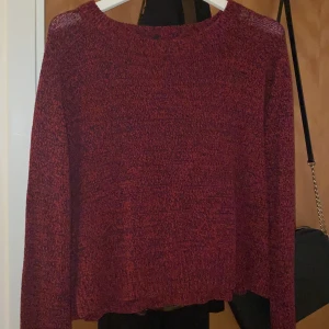 H&M tröja storlek L - En midje lång stickad tröja som passar olika tillfällen jätte bekväm använt 2-3 gånger den är i bra skick.
