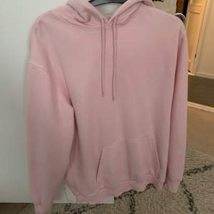 En vanlig rosa hoodie från H&M, några år gammal men inte använd så mycket:)