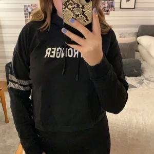 Stronger tröja  - Säljer denna stronger tröja. Den är använd några fåtal gånger. Nypris 599kr mitt pris 200kr. Köparen står för frakten💛