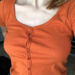 Orange croptop - Jättefin orange croptop (går till några cm ovanför naveln) som säljs för att det inte kommer till användning. Köparen står för frakt. 