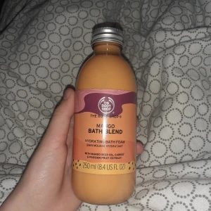 Bath Foam  - En dyr dusch gel i doft av Mango! Man får inte ta den i ansiktet! 