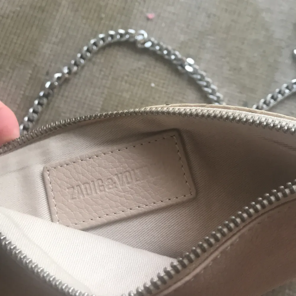 Jättefin väska från Zadig&Voltaire i fint skick. Ljusrosa/beige med ormskinnsmönster! Inköpt för 2 år sen för ca 2500kr och jag säljer den direkt för 1000kr eller budgivning, köparen står för frakt! Hoppas denna fina väska kan glädja någon! . Accessoarer.