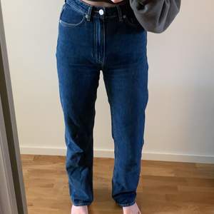 Highwaisted jeans från Carin wester, liknar Weekdays Rowe modell. Finns en fläck på baksidan av ena benet som knappt syns. 
