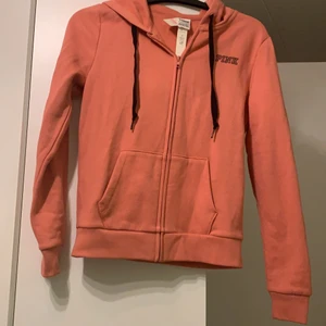 Pink/ Victoria secret  - Helt ny, ordinarie pris 499 och vill sälja för 299. Helt fel storlek på mig. Pink hoodie. Jättefin material 😍