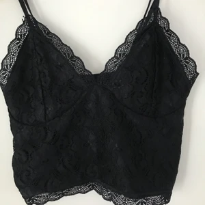 spetts top - Denna fina top i spets från bikbok. använd max 1 gång❤️ stretchig på baksidan så skulle säga att den passar både mindre och större än xs!!