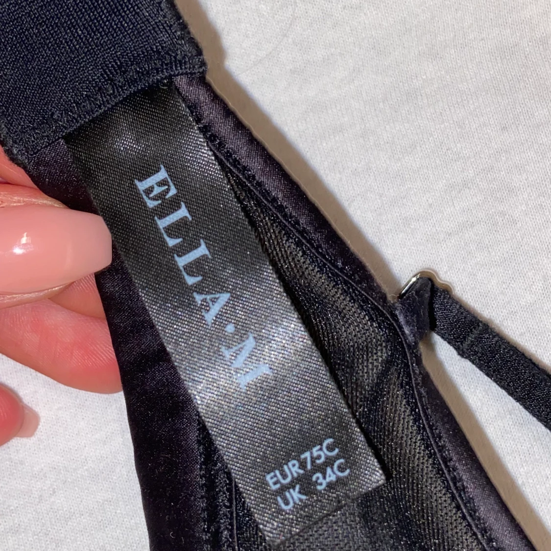 Super fin bh med broderingar på - 91