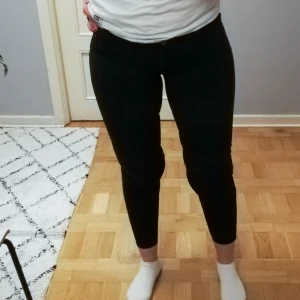 Svarta Dr. Denim  - Svarta DR.DENIM, modellen heter kissy och har låg midja. Använde dem en del för några år sedan så färgen har fadeat liiite annars är de hur fina som helst. De är i storlek M, har sjukt mycket stretch men är tyvärr försmå för mig som idag brukar ha strl 38. Skulle tro att de passar dig som har 34 eller 36 mycket bättre! 