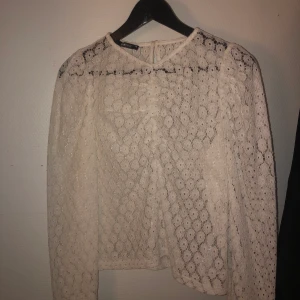 Super fin sommartopp - Tröjan är super fin, ganska genomskinlig men med en fin spets-bh eller linne så är det lätt fixat. Använd endast 1 gång! Bud från 80kr