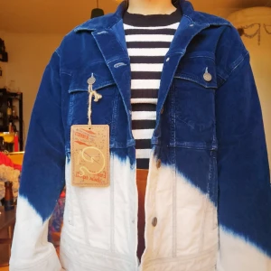Manchester jacka tiedye  - Fetaste mörkblå/vita tiedye-ish Manchesterjackan från The Cords! Helt ny med prislappen kvar.  Storleken är Small. Sitter stort på mig som är Small, så förmodligen herrstorlek. Dam mer åt Medium.  Fynd!!!  300kr pp 66kr spårbart