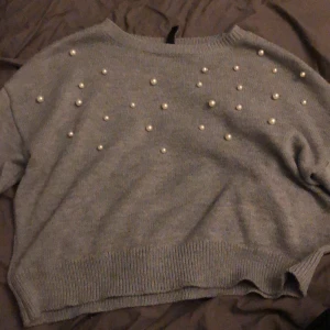 Stickad tröja - Grå stickad tröja från hm, säljs pågrund av att ja inte använder den. Nypris 150