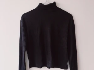 Svart polotröja - Svart tröja med polokrage från HM. Bra skick, använd endast ett fåtal gånger. Kan skickas mot att köparen betalar frakt. 