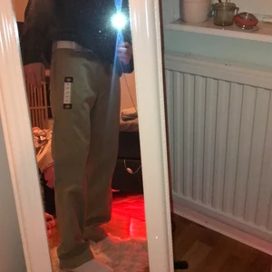 Dickies work pants (deadstocks) - Säljer mina dickies work pants/cargo pants beställde hem dom men ångra mig när dom kom. Dom är alltså helt deadstock och det var andra gången jag har på mig dom nu i bilden. Köparen betalar frakt 80kr. Jag är 184 och byxorna är en bra längd på mig och sitter riktigt skönt 😄
