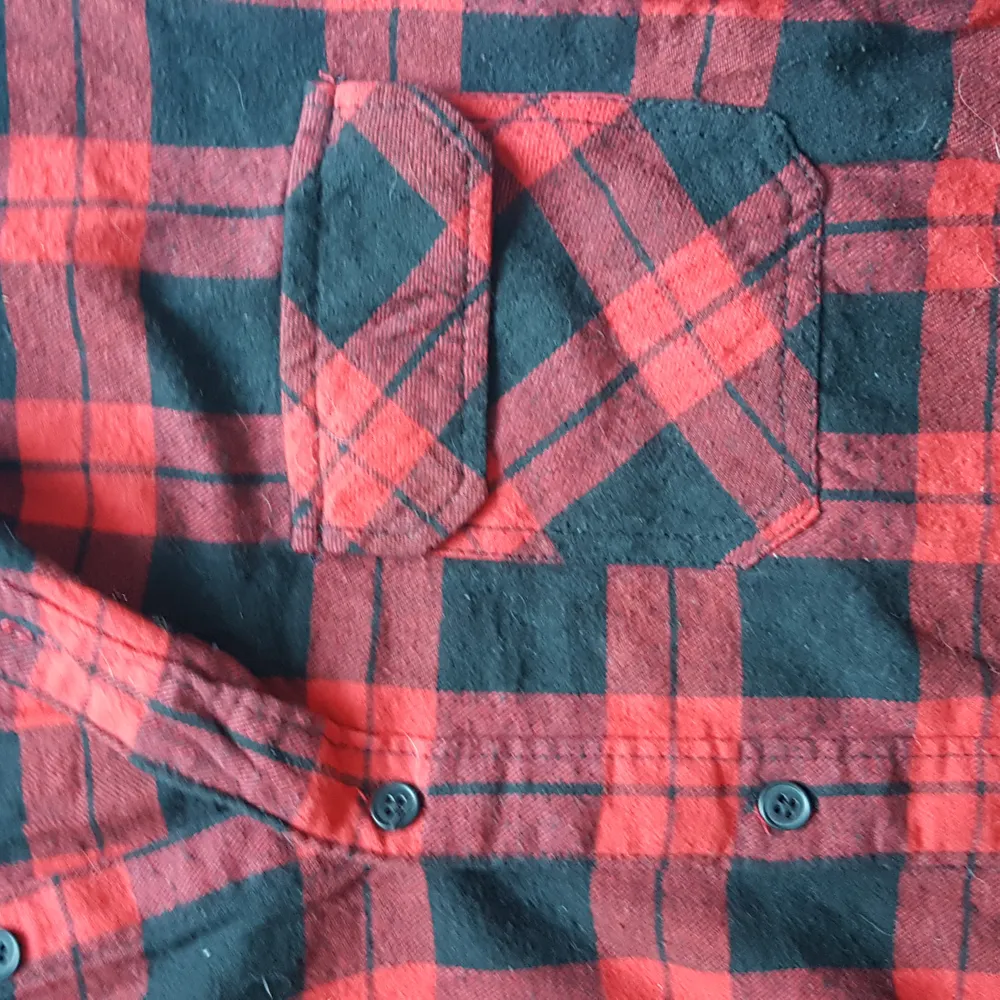 Ett linne som är som en vanlig skjorta med flanell-mönster. Använd cirka 2 gånger så nyskick, köpt för 50kr så säljer för 60kr inklusive frakt!. Skjortor.
