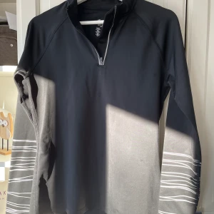 Träningskofta - En fin och skön träningskofta. Endast använd en gång. Köpt i London.