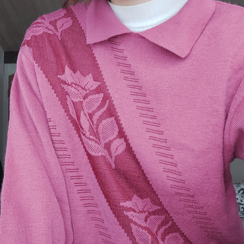 En rosa stickad tröja med rosor på, har också krage vilket är najs. Säljer då den är lite kort i armarna på mig som är 181 cm:) lite stickig men funkar finfint om man har en tunn tröja under som jag har på bilden. Så fin men kommer inte till användning😔 . Stickat.