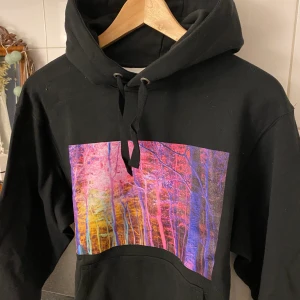 Hoodie från weekday  - Snygg oanvänd hoodie från weekday med tryck på, storlek s