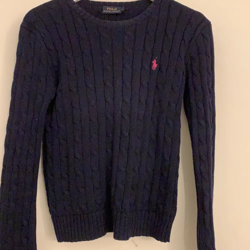 En kabelstickad mörkblå sweater från Ralph Lauren. Strl S, använd ett par gånger så i bra skick. Lite smutsig på kragen, men ej tvättad.. Tröjor & Koftor.