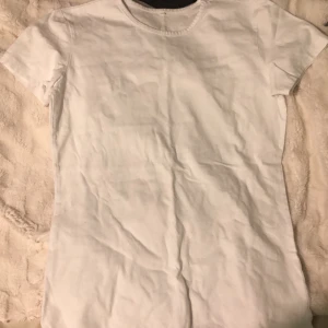 Vit tröja  - En vit tröja med texten ” Queen 01” på baksidan knappt använd och sälj pågrund av att den är för liten.