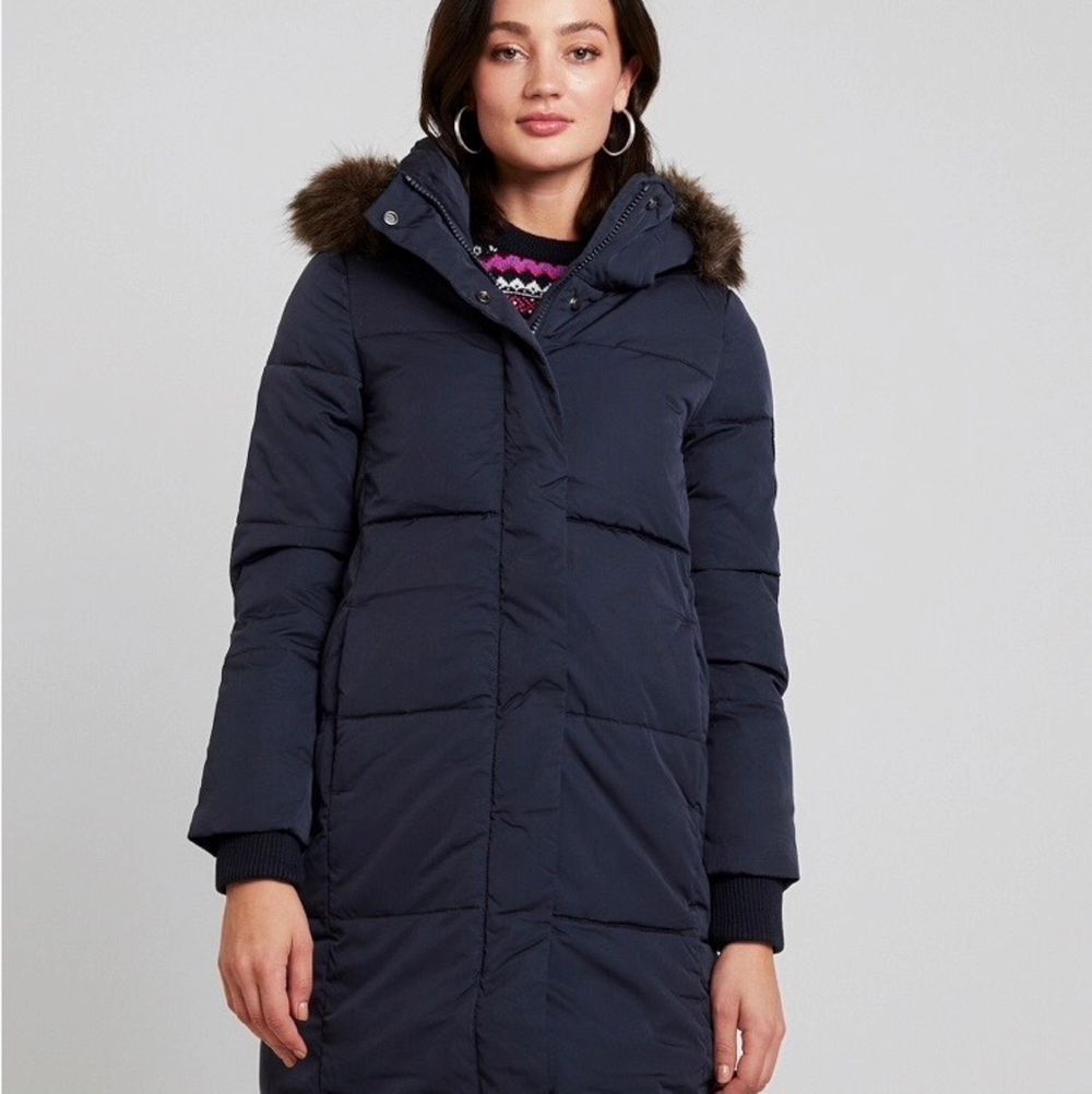 Säljer denna superdry jacka helt oanvänd. Färgen är väldigt mörk blå. Väldigt varm o bra vinter jacka. (Nypris ca. 1899 kr) De är små i storlek. Storleken är XL MEN den passar som en M lite oversize/L!! Gratis frakt eller möts upp i Stockholm/Farsta.. Jackor.